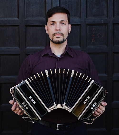 Omar Caccia, bandoneon player based in Italy and with background in Buenos Aires, session bandoneon player, bandoneon teacher and session bandoneon player for composers.