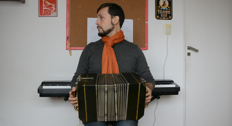 Bandoneon Lesson: the bandoneon is abandoned on the lap under it weight. The support is zero and sound is poor.