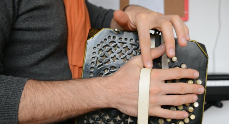 Bandoneon Lesson: the fixed point of the hand in the bandoneon technique is where the strap gets in contact with the top of the hand.