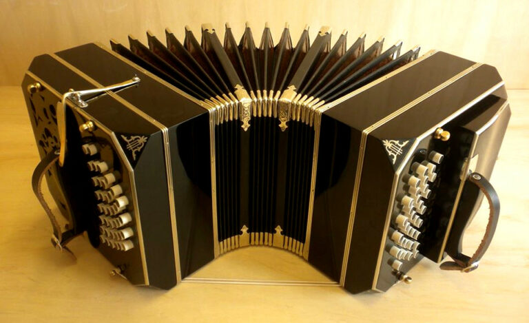 Bandoneon liso example, by Baltazar Estol.