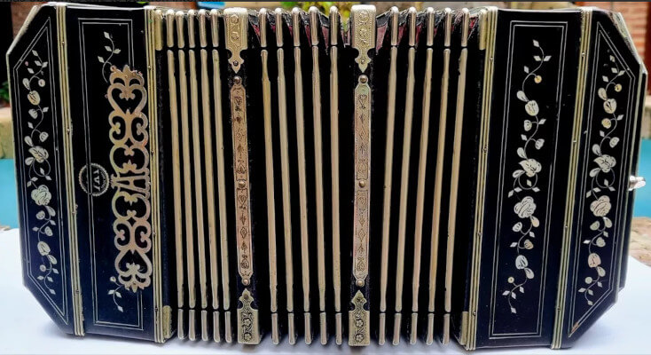 Example of a bandoneon nacarado.